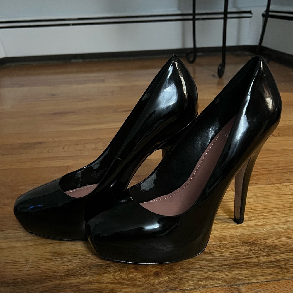 Vince Camuto black heels